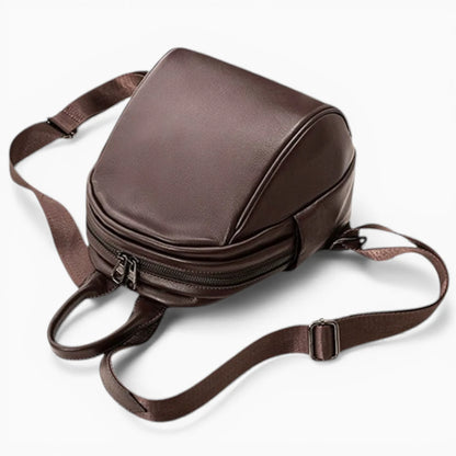 Sac à dos compact en cuir pour femme avec double fermeture éclair, modèle Douceur par Élégance Cuir, marron foncé vue couché