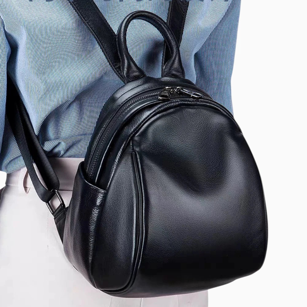 Sac à dos compact en cuir pour femme avec double fermeture éclair, modèle Douceur par Élégance Cuir, noir vue mannequin