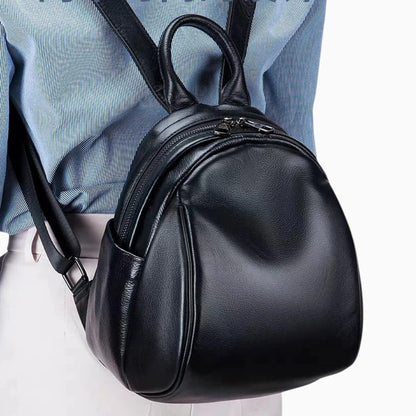 Sac à dos compact en cuir pour femme avec double fermeture éclair, modèle Douceur par Élégance Cuir, noir vue mannequin