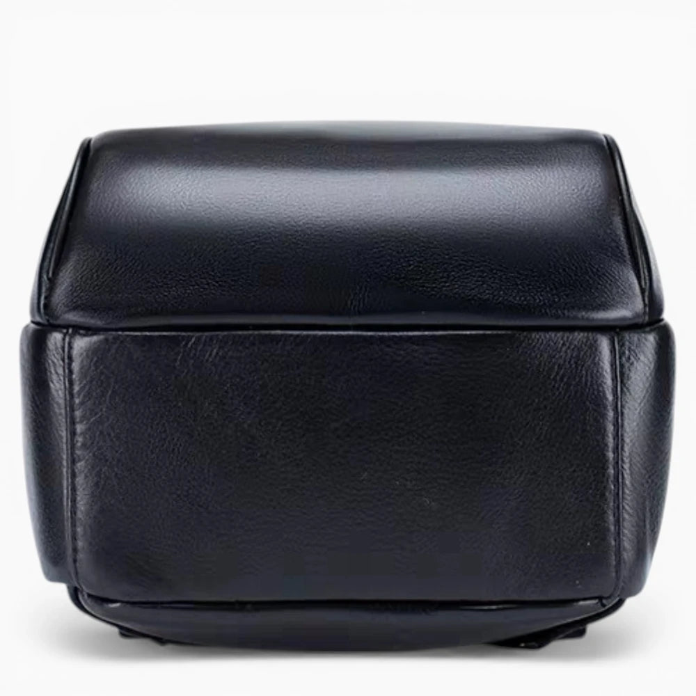 Sac à dos compact en cuir pour femme avec double fermeture éclair, modèle Douceur par Élégance Cuir, vue dessous