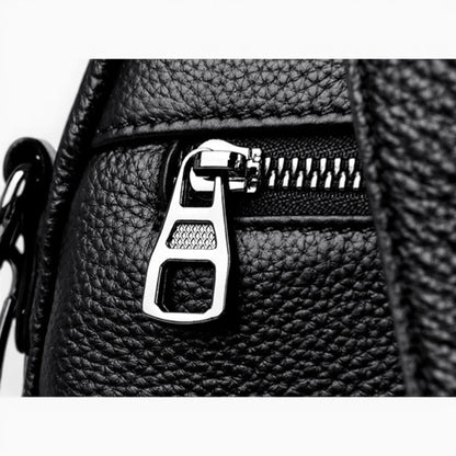 Sac à dos compact en cuir pour femme avec double fermeture éclair, modèle Nora de Élégance Cuir, détails fermeture zippée.