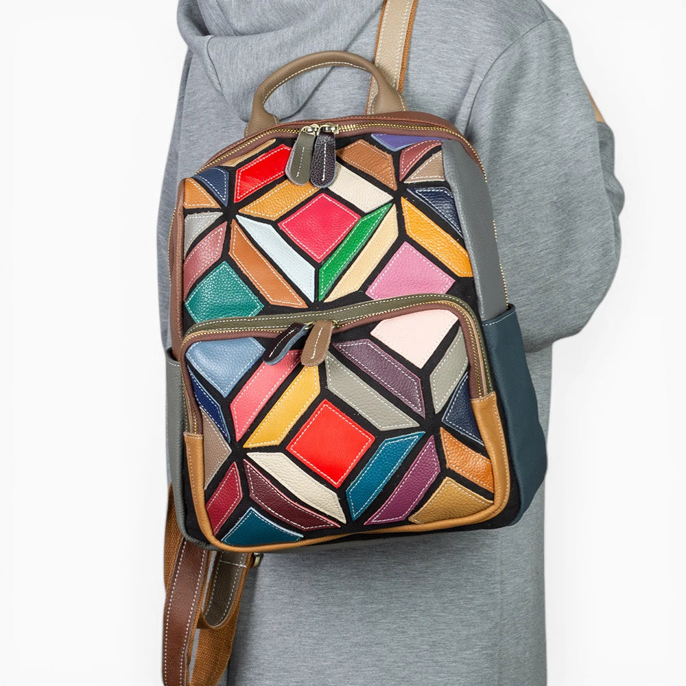 Sac à dos en cuir multicolore pour femme avec poche avant zippée, modèle Vintage de la marque Élégance Cuir, vue mannequin