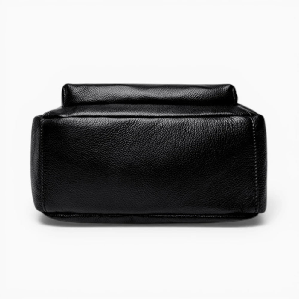 Sac à dos en cuir noir compact pour femme, modèle Nora. Vue du bas.