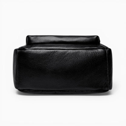 Sac à dos en cuir noir compact pour femme, modèle Nora. Vue du bas.