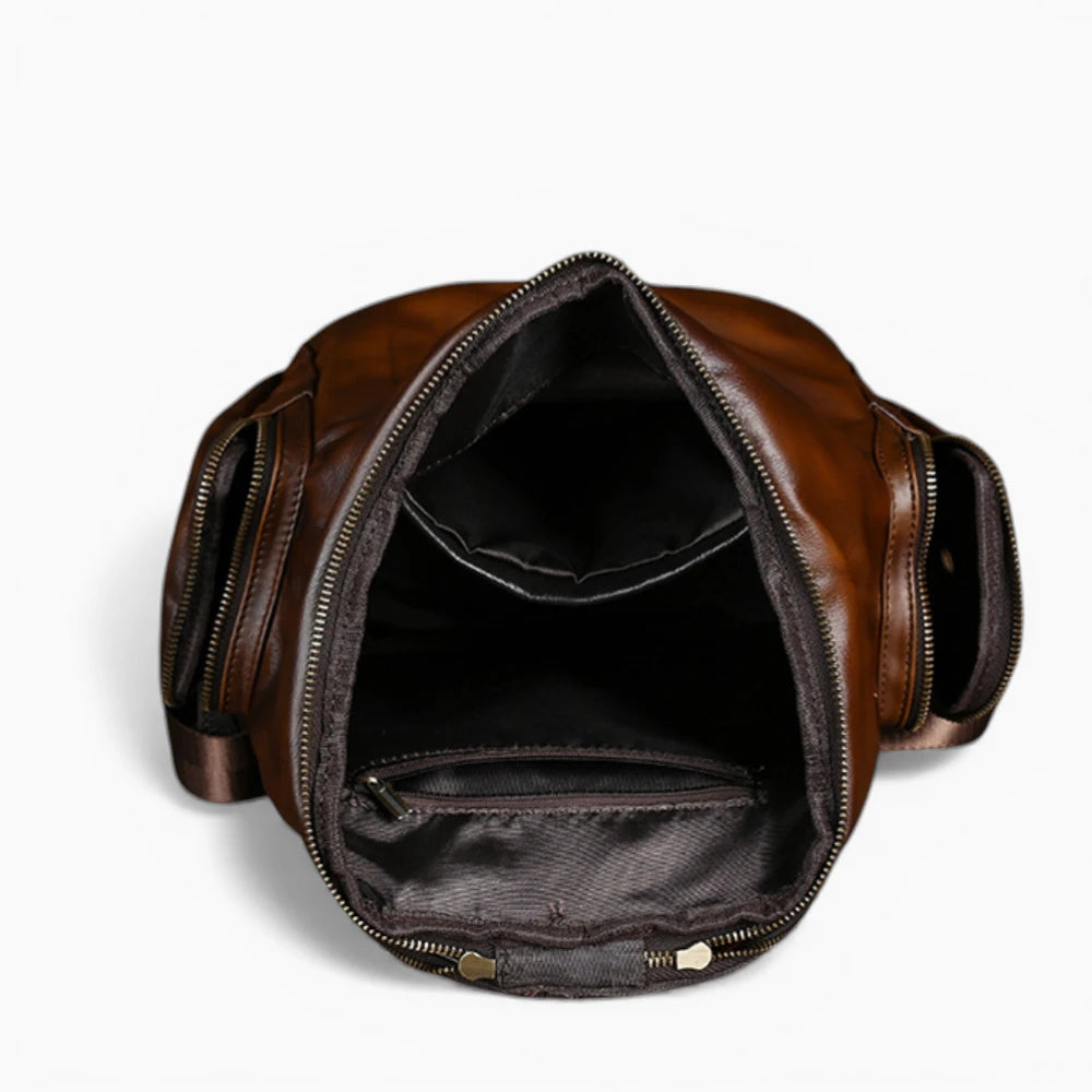 Sac à dos en cuir noir pour femme, modèle arrondi avec rabat zippé, Élégance Cuir, intérieur. 