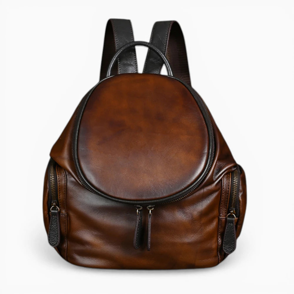Sac à dos en cuir pour femme, modèle Nostalgie, arrondi avec rabat zippé, couleur marron, style élégant et moderne.