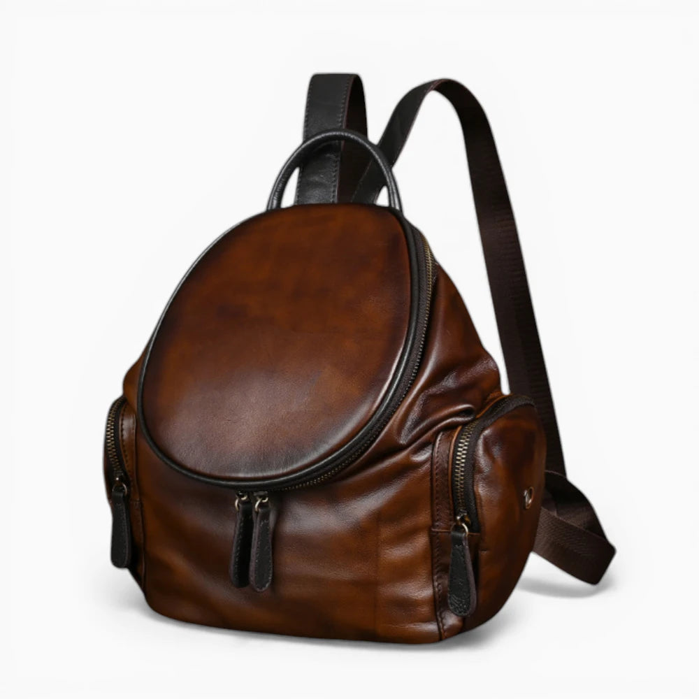 Sac à dos en cuir pour femme, modèle Nostalgie, arrondi avec rabat zippé, vu de côté.