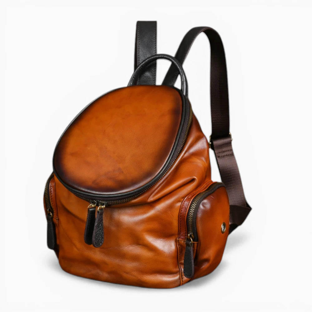 Sac à dos en cuir pour femme, modèle Nostalgie, format arrondi avec rabat zippé, vue de coté.