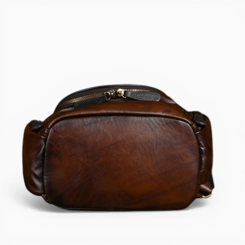 Sac à dos en cuir pour femme, modèle Nostalgie, format arrondi avec rabat zippé, vue du bas.