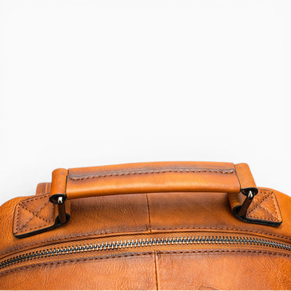 Sac à dos en cuir pour homme, modèle Titan, au design urbain moderne, caramel vue poignée