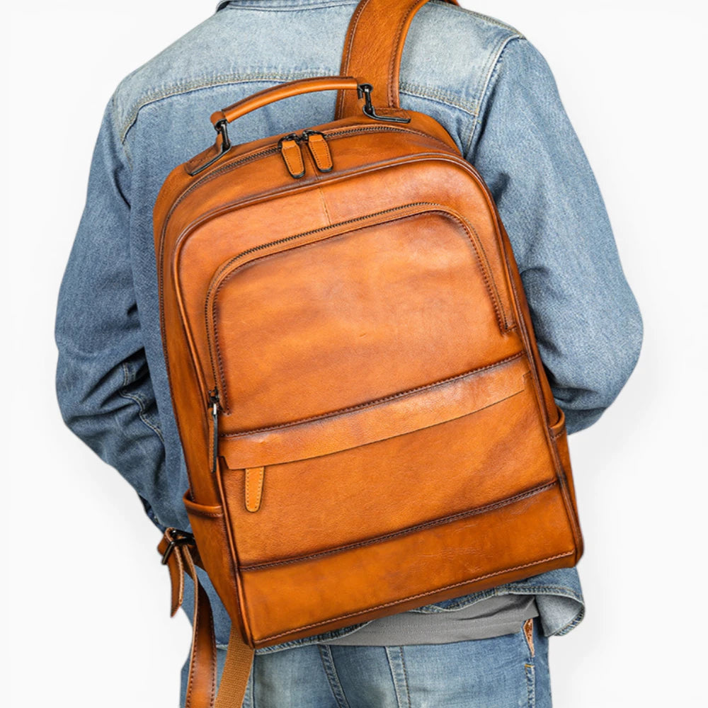 Sac à dos en cuir pour homme modèle Titan d'Élégance Cuir, mannequin