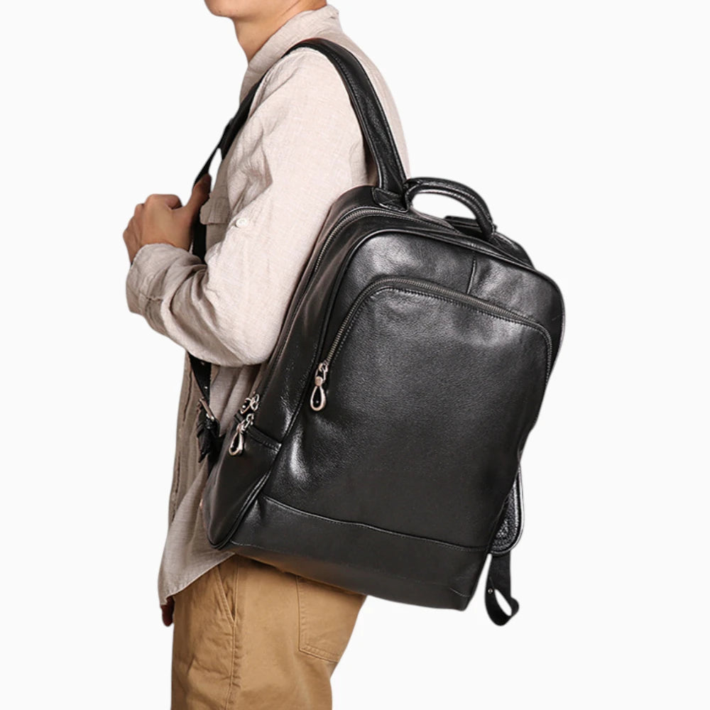 Sac à dos moderne en cuir noir pour homme, Élégance Cuir, mannequin 1