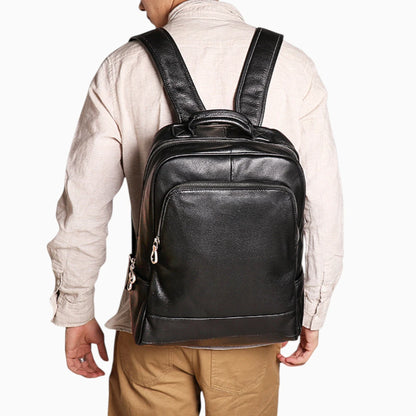 Sac à dos moderne en cuir noir pour homme, modèle Le Boss d'Élégance Cuir, mannequin 2