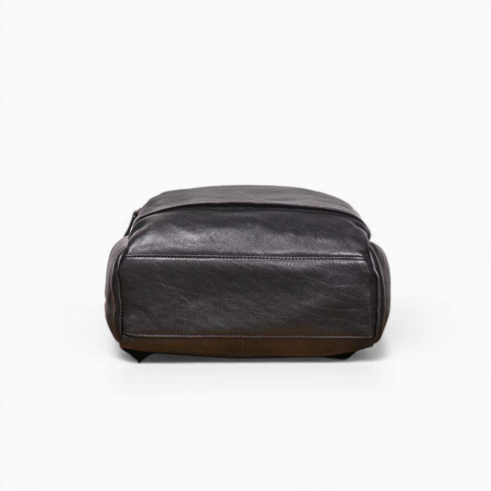 Sac à dos professionnel classique en cuir pour hommes L'Honneur par Élégance Cuir, vue de bas