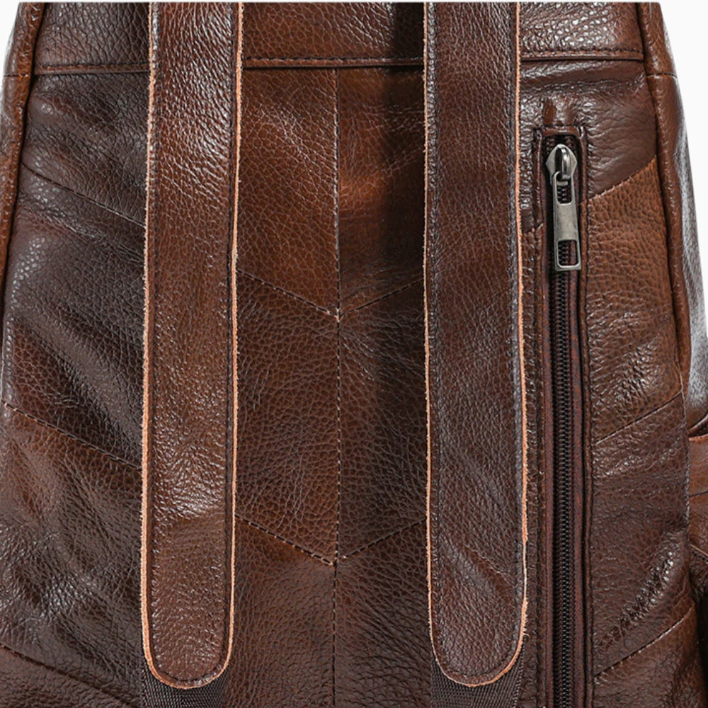 Sac à dos vintage en cuir pour homme, modèle Le Fondateur par Élégance Cuir, vue de dos