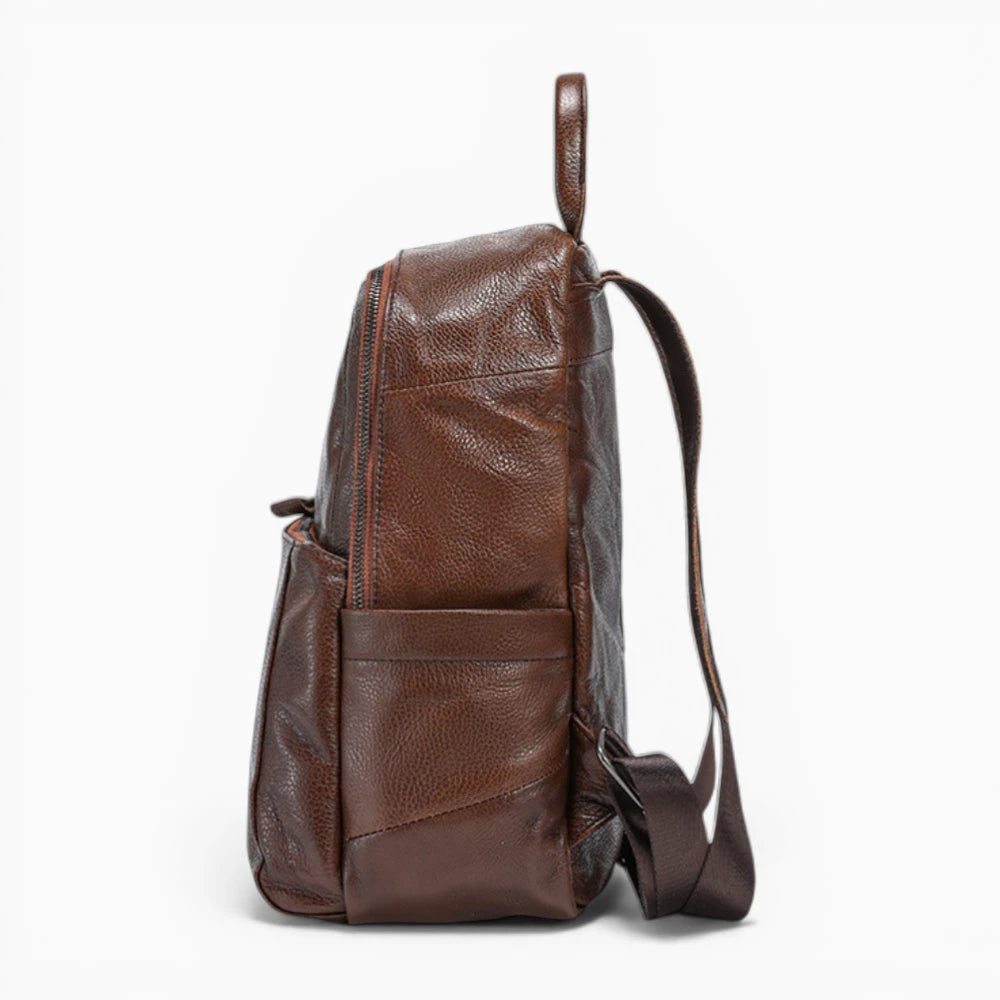 Sac à dos vintage en cuir pour homme, modèle Le Fondateur par Élégance Cuir, vue de profil