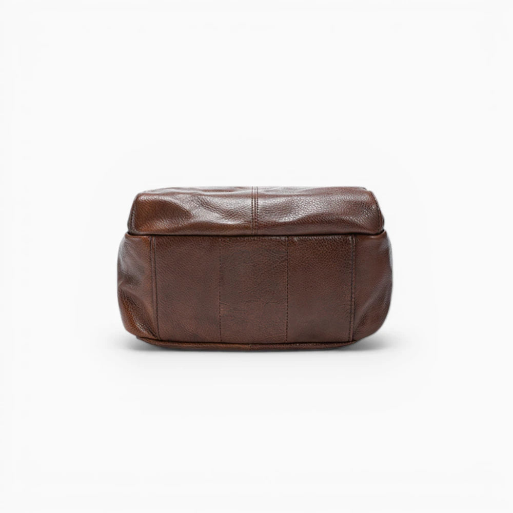 Sac à dos vintage en cuir pour homme, modèle Le Fondateur par Élégance Cuir, vue du bas