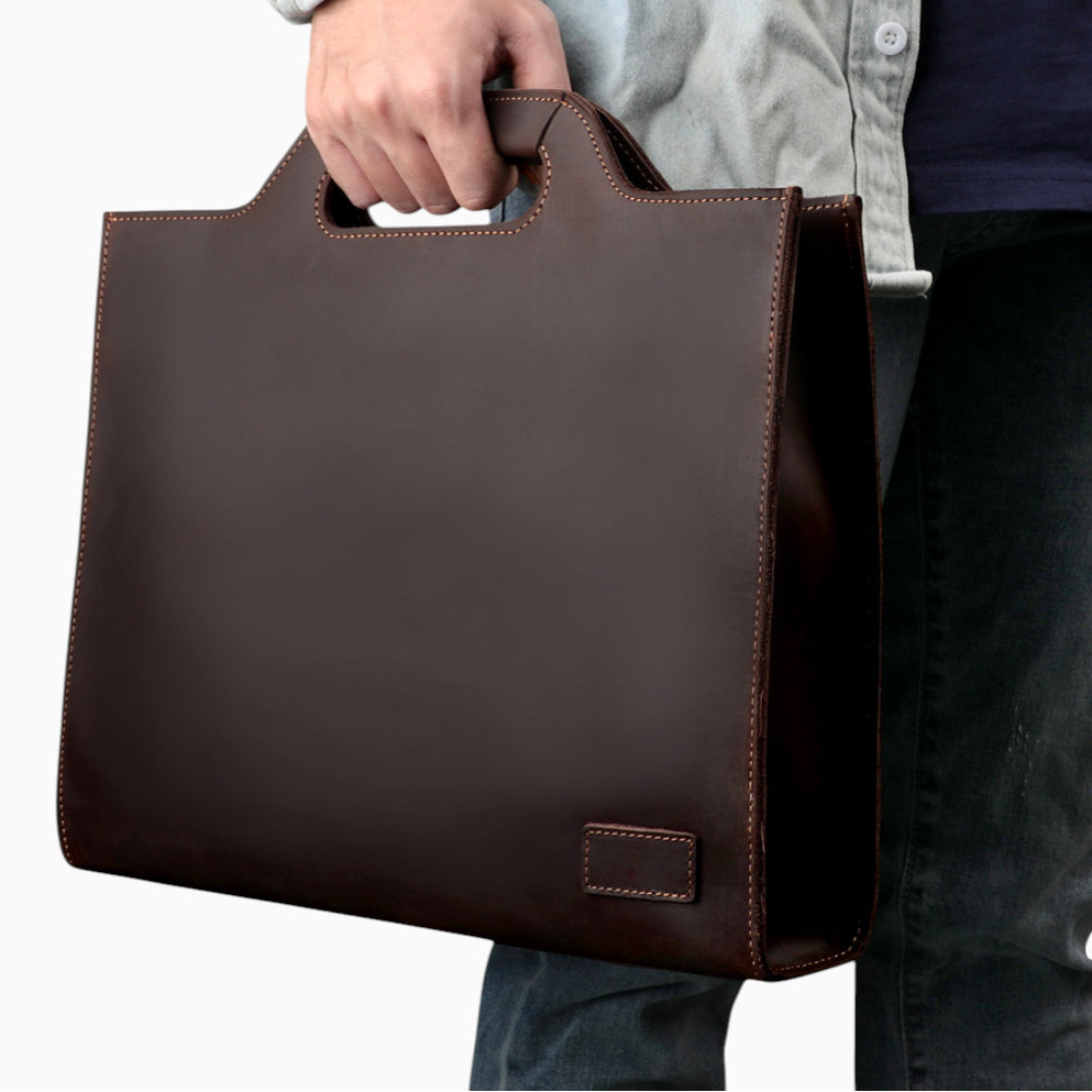 Sac en cuir marron foncé pour homme modèle Président avec poignée intégrée et bandoulière de la marque Élégance Cuir, vue mannequin