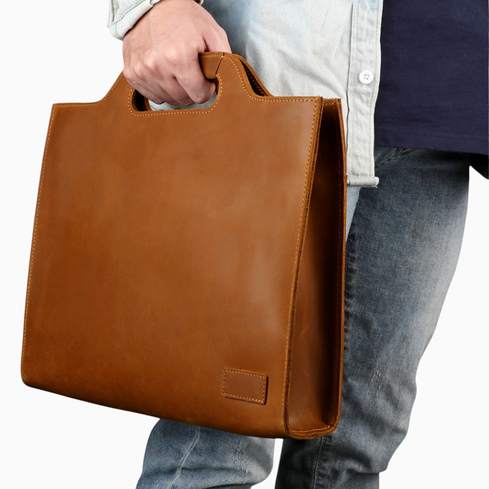 Sac en cuir marron pour homme avec poignée intégrée et bandoulière, modèle Président d'Élégance Cuir, vue mannequin