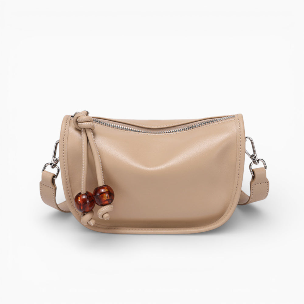 Sac bandoulière en cuir beige pour femme, modèle Manon, vue de face avec design compact et élégant.
