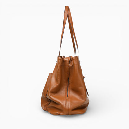 Sac à main en cuir Élégance Cuir, modèle La Bibliothèque, grande capacité, couleur caramel, vue de côté.