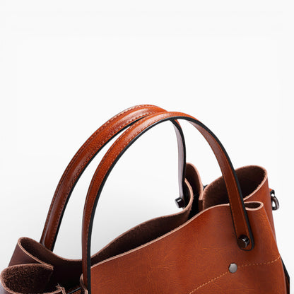 Grand format sac à main en cuir structuré caramel modèle La Magistrale d'Élégance Cuir, avec détails au poignet.