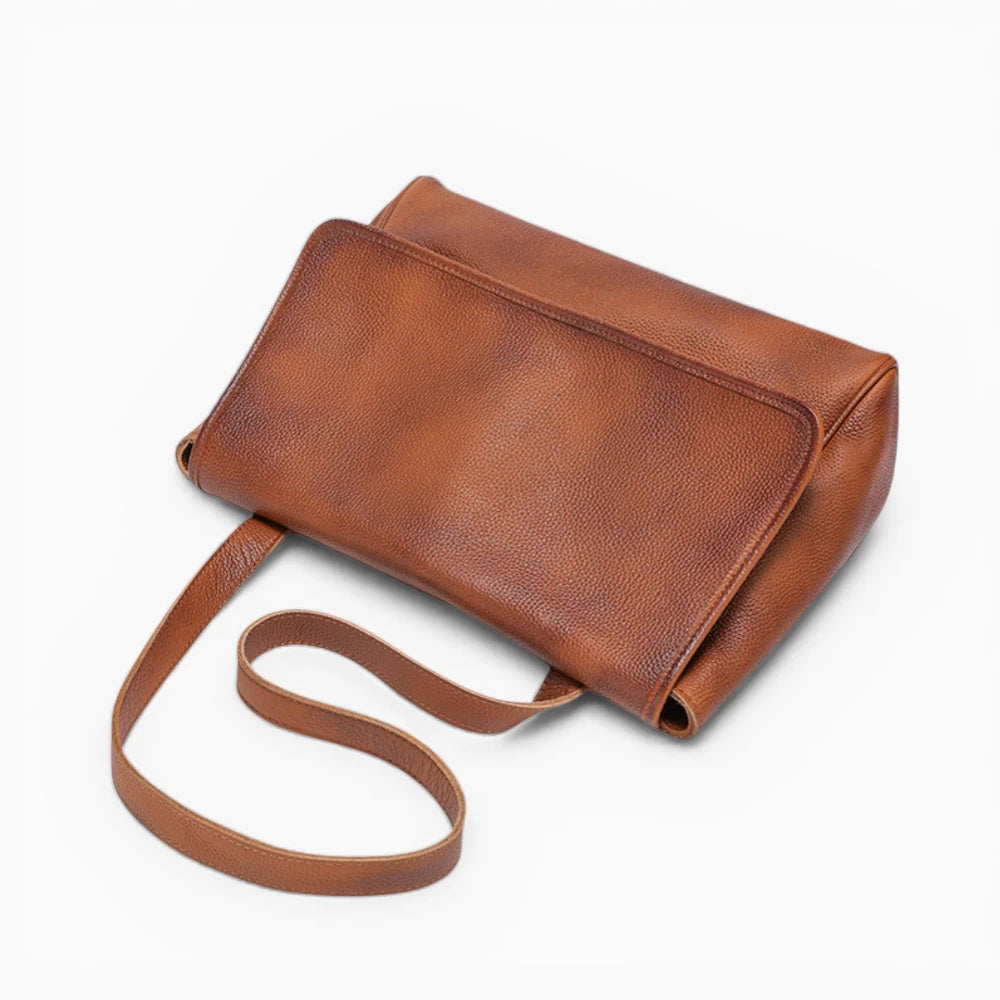 Sac à main en cuir noir pour femme, rabat structuré, modèle Héloise, Élégance Cuir, marron foncé vue couché
