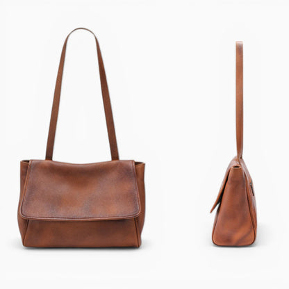 Sac à main en cuir pour femme Élégance Cuir, modèle Héloise avec rabat structuré, marron foncé vue de face et de profil