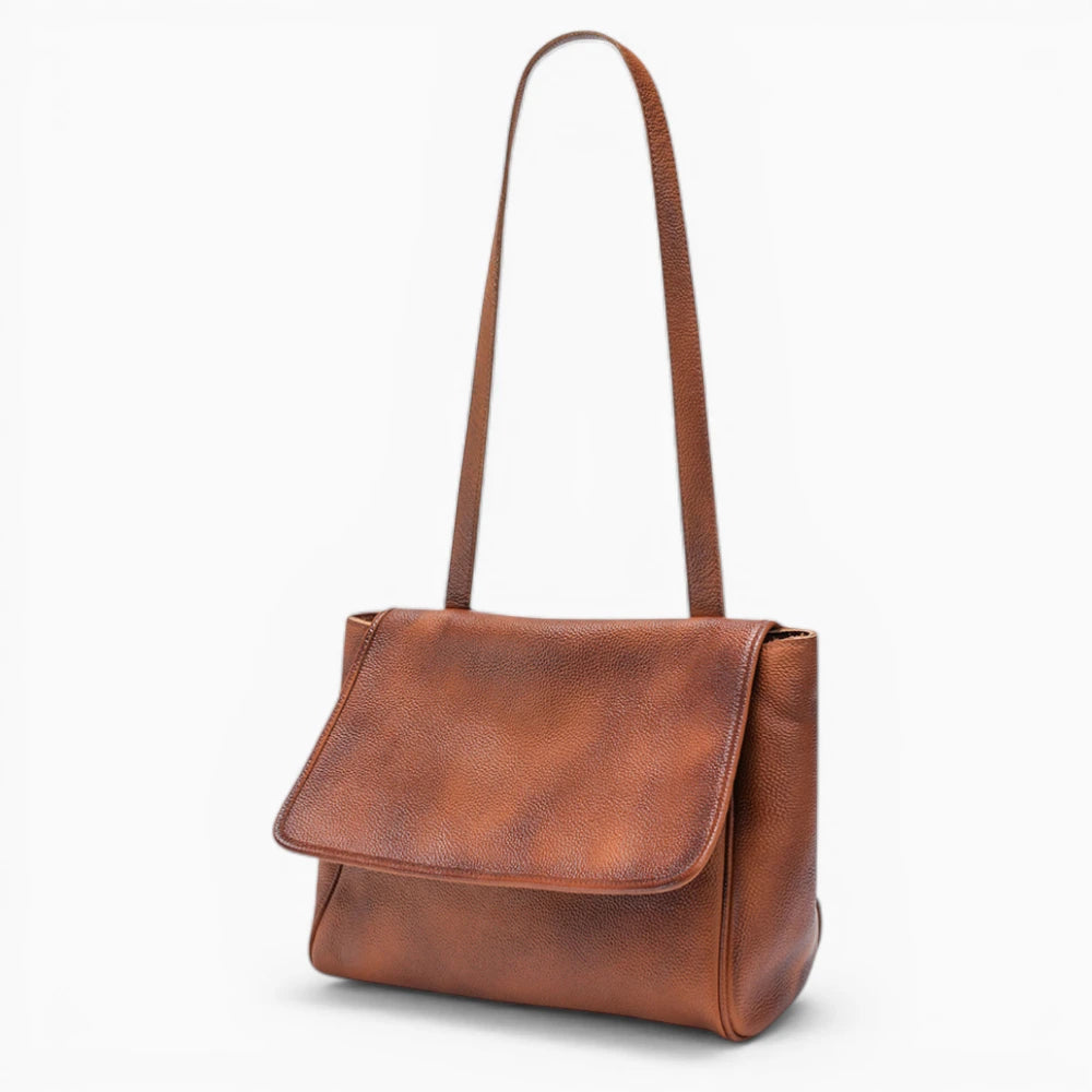 Sac à main en cuir pour femme modèle Héloise avec rabat structuré de la marque Élégance Cuir, couleur marron foncé vue de coté