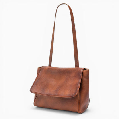Sac à main en cuir pour femme modèle Héloise avec rabat structuré de la marque Élégance Cuir, couleur marron foncé vue de coté