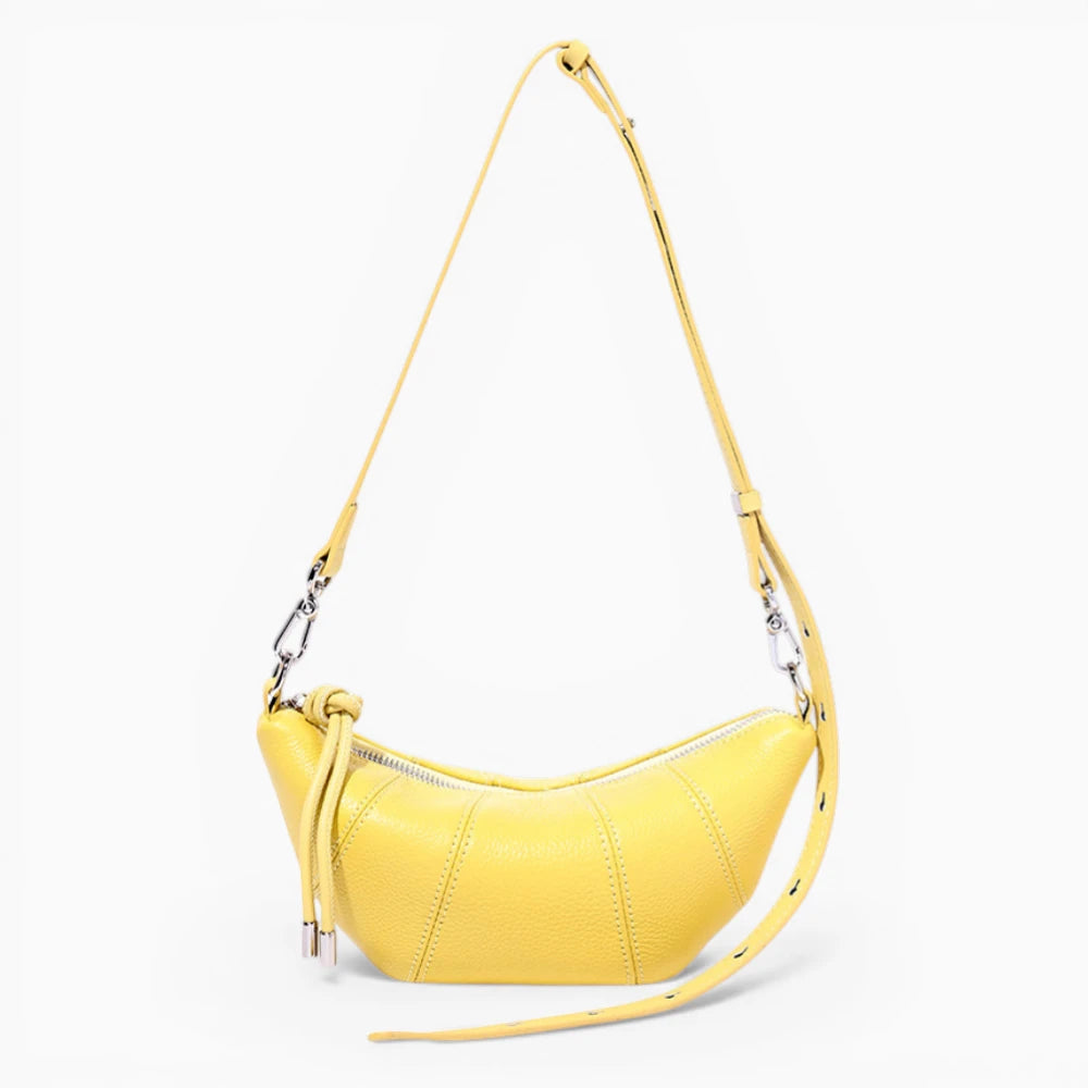 Sac à main en cuir pour femme, modèle Mademoiselle, forme demi-lune, couleur élégante, détails raffinés d'Élégance Cuir.
