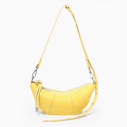 Sac à main en cuir pour femme, modèle Mademoiselle, forme demi-lune, couleur élégante, détails raffinés d'Élégance Cuir.