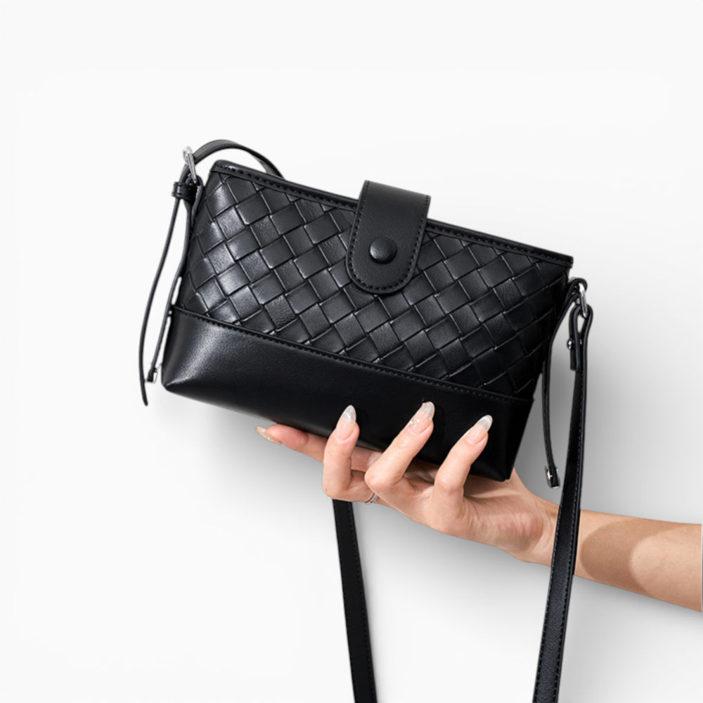 Sac à main en cuir tressé pour femme avec rabat, modèle Parisienne de la marque Élégance Cuir, noir vue mannequin
