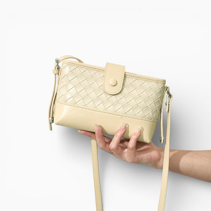 Sac à main en cuir tressé pour femme de la marque Élégance Cuir, modèle Parisienne, beige vue mannequin