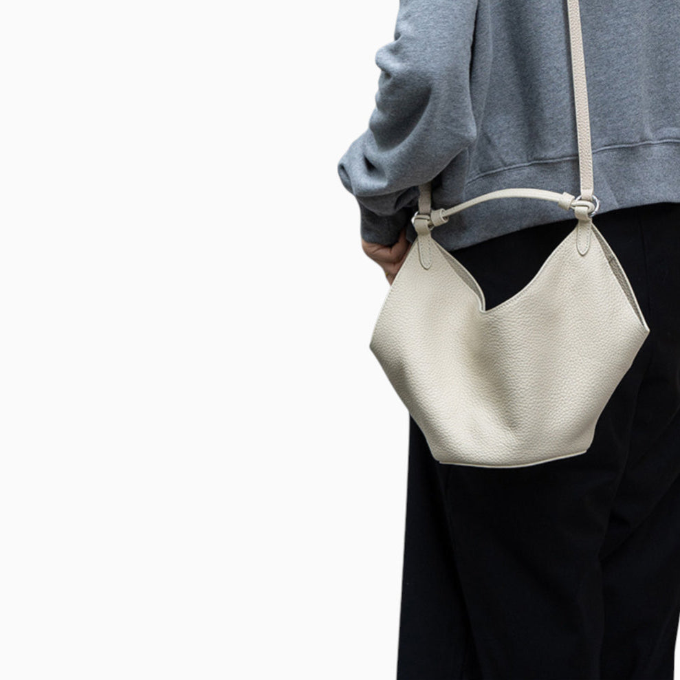 Sac à main hobo souple en cuir pour femme modèle Amaya, porté sur l'épaule par un mannequin.