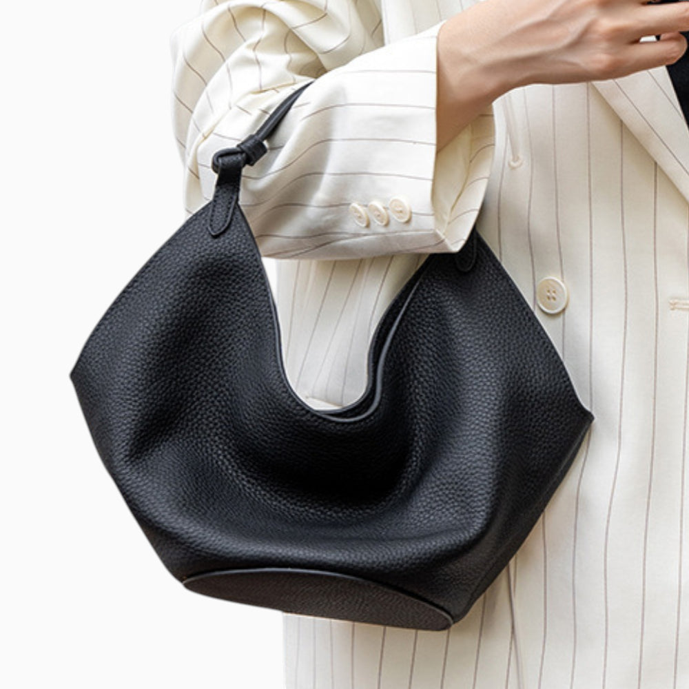 Sac à main hobo souple en cuir noir pour femme modèle Amaya d'Élégance Cuir, porté sur un mannequin.