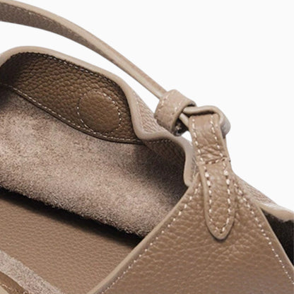 Sac à main hobo souple en cuir marron pour femme, modèle Amaya de la marque Élégance Cuir, vue de détail.