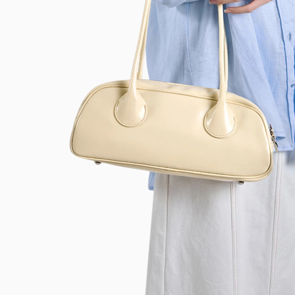 Sac à main structuré et allongé en cuir pour femme, signé Élégance Cuir, vue mannequin 1