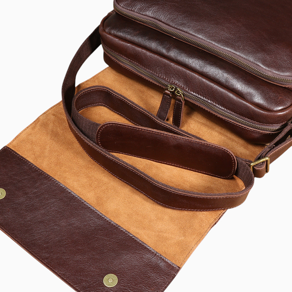 Sac ordinateur en cuir marron foncè pour homme avec bandoulière, modèle Le Citadin de la marque Élégance Cuir, vue détails