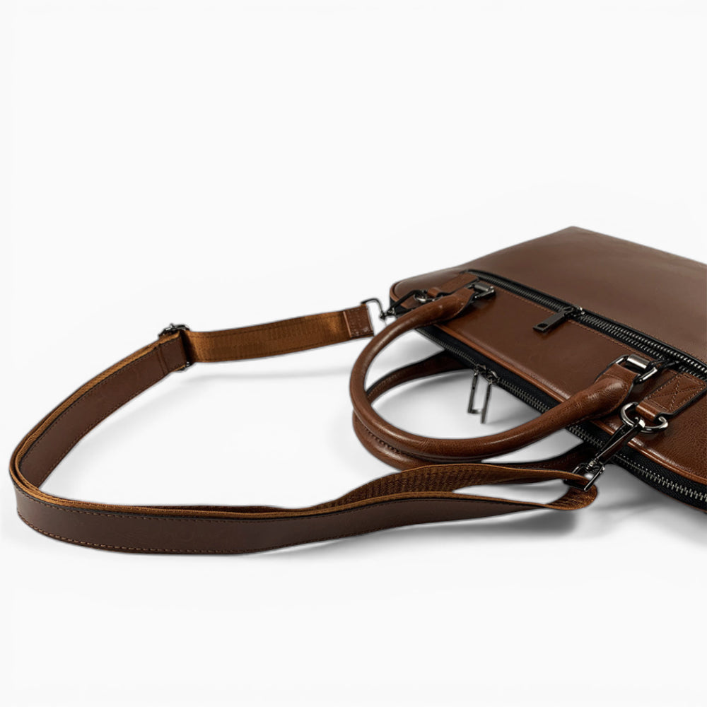 Sac ordinateur en cuir  marron pour homme, modèle Le Diplomate avec double poignée et bandoulière amovible, Élégance Cuir, vue couchée