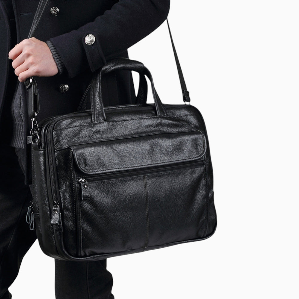 Sac ordinateur en cuir pour homme, modèle L’Élégant d'Élégance Cuir, avec bandoulière, vue mannequin 2