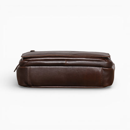 Sac ordinateur homme en cuir bandoulière modèle Le Citadin de la marque Élégance Cuir, vue du bas