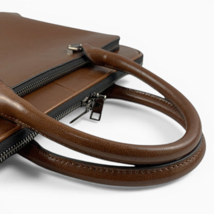 Sac ordinateur homme en cuir marron avec double poignée et bandoulière amovible, modèle Le Diplomate d'Élégance Cuir, zoom poignée