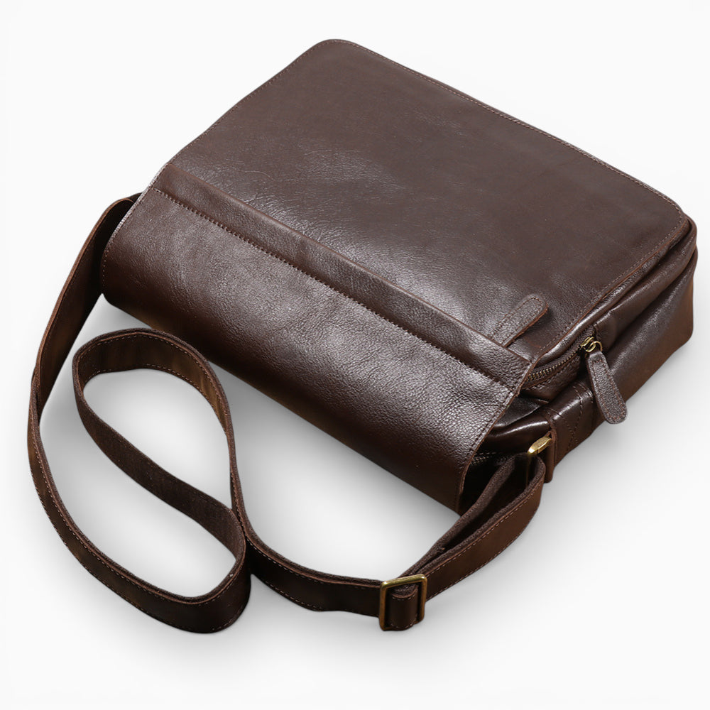 Sac ordinateur homme en cuir marron foncé, bandoulière modèle Le Citadin de la marque Élégance Cuir, vue bandoulière