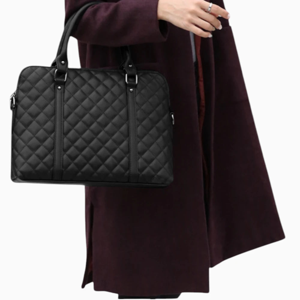 Sac pour ordinateur portable en cuir matelassé pour femme, modèle L’Agenda d’Élégance Cuir, mannequin