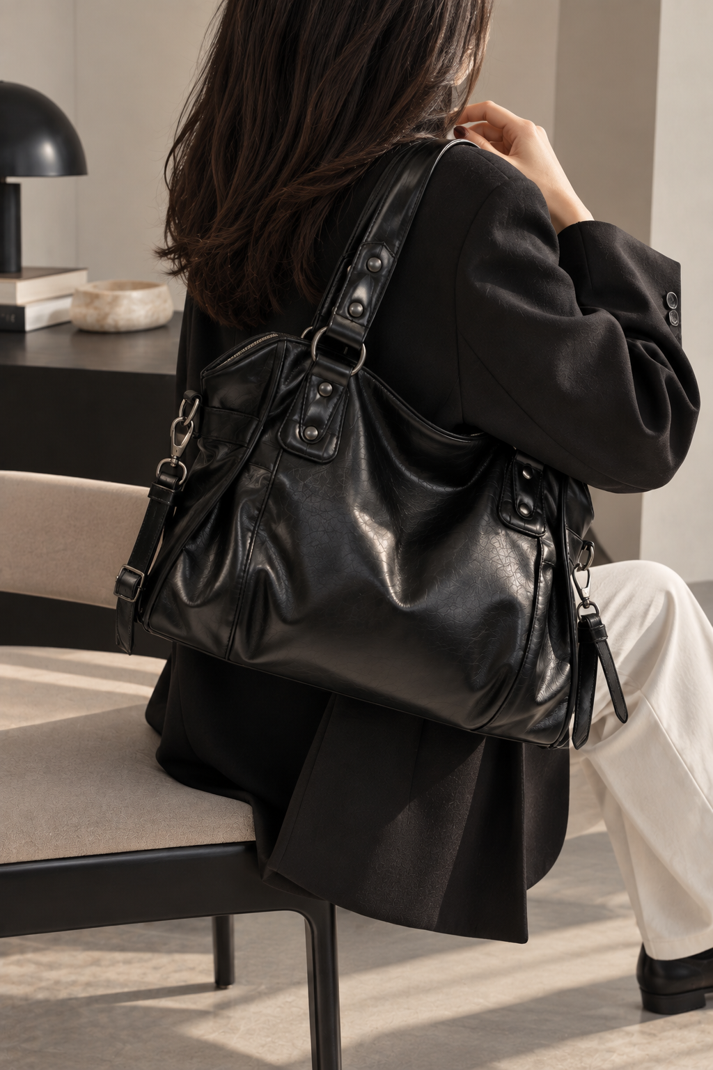 Grand sac à main de cours rétro en cuir souple de la marque Élégance Cuir, porté par un mannequin.