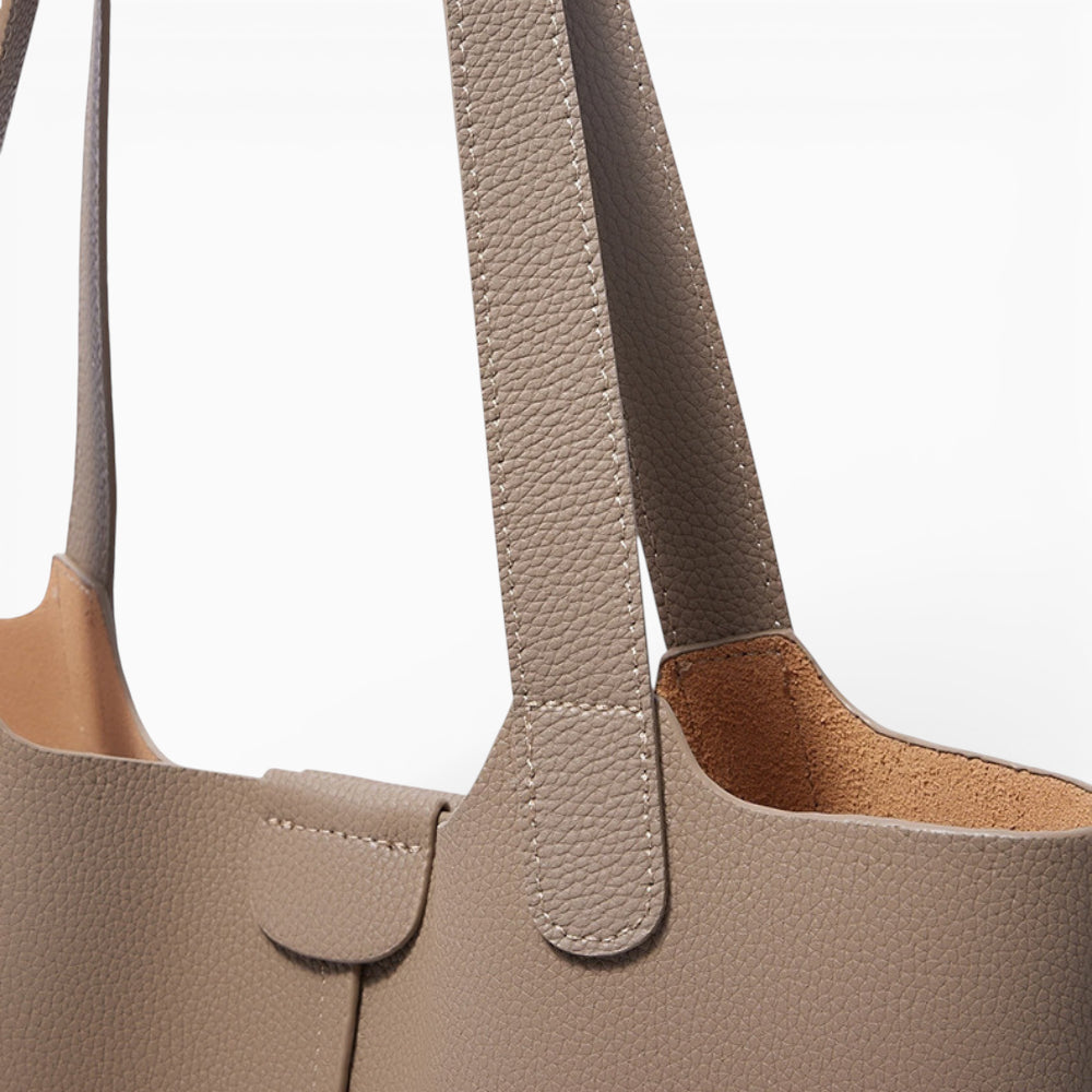 Grand sac cabas en cuir pour femme modèle Toulouse de la marque Élégance Cuir, vue détaillée du design et des matériaux.