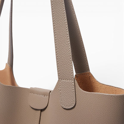 Grand sac cabas en cuir pour femme modèle Toulouse de la marque Élégance Cuir, vue détaillée du design et des matériaux.