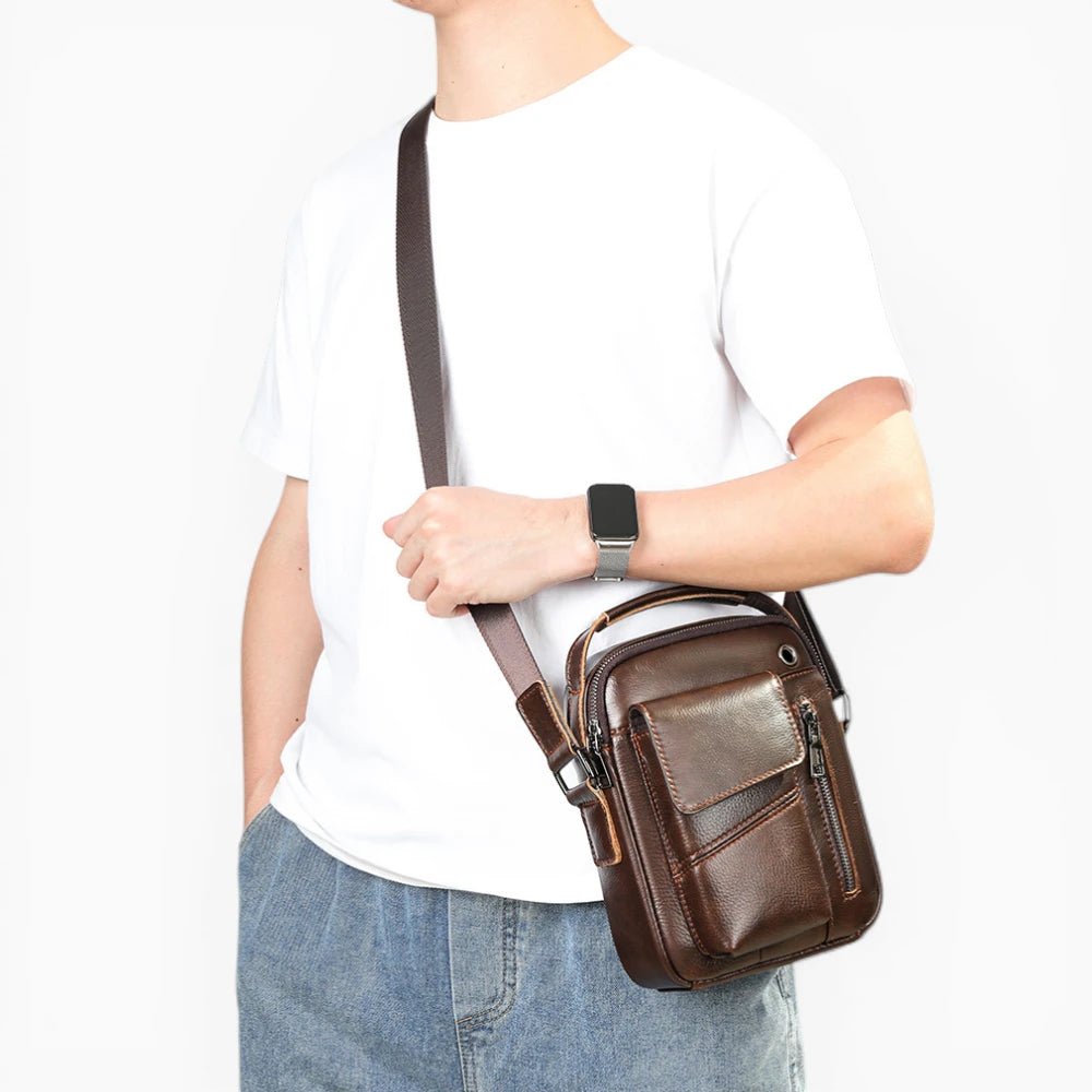 Sacoche bandoulière homme en cuir marron clair avec rabat et poche verticale zippée, modèle Capitale d'Élégance Cuir, vue mannequin 1
