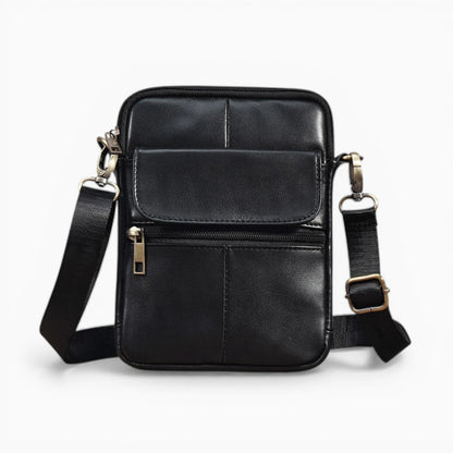 Sacoche bandoulière en cuir noir pour homme avec rabat et poche zippée, modèle Classe d'Élégance Cuir, vue de face
